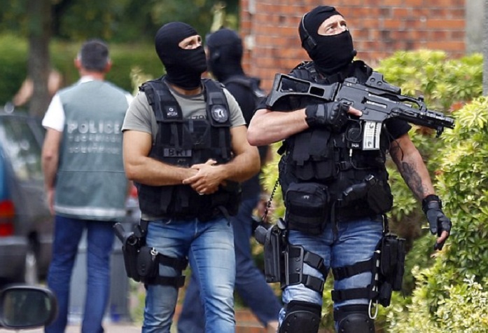 Car packed with explosive gas cylinders found outside Paris`s Notre Dame cathedral